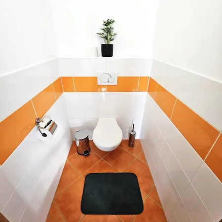 Azur Apartmanhaz *